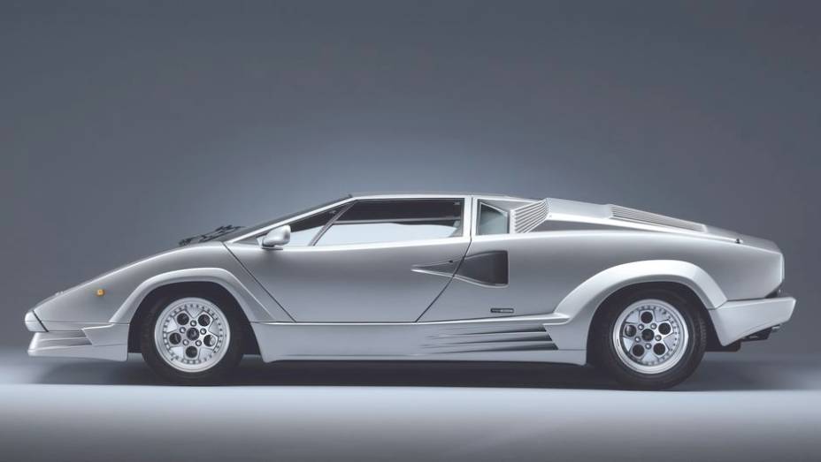 Countach 25º - O 25th Anniversary marcaria o fim da longa carreira de 16 anos do Countach como supercarro da marca, em 1990, abrindo caminho para o Diablo | <a href="%20https://quatrorodas.abril.com.br/reportagens/classicos/festa-bolonhesa-741081.shtml" rel="migration">Leia</a>