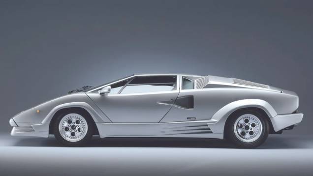 Countach 25º - O 25th Anniversary marcaria o fim da longa carreira de 16 anos do Countach como supercarro da marca, em 1990, abrindo caminho para o Diablo | <a href="%20https://quatrorodas.abril.com.br/reportagens/classicos/festa-bolonhesa-741081.shtml" rel="migration">Leia</a> Countach 25º - O 25th Anniversary marcaria o fim da longa carreira de 16 anos do Countach como supercarro da marca, em 1990, abrindo caminho para o Diablo | <a href="%20https://quatrorodas.abril.com.br/reportagens/classicos/festa-bolonhesa-741081.shtml" rel="migration">Leia</a>