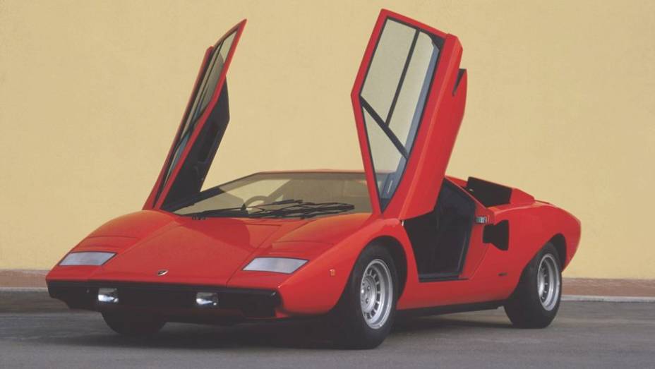 Countach LP 400 (1973-81) - Portas com abertura estilo tesoura eram novidade em 1973, solução que se mantém até hoje nos modelos da Lamborghini | <a href="%20https://quatrorodas.abril.com.br/reportagens/classicos/festa-bolonhesa-741081.shtml" rel="migration">Leia mais</a>