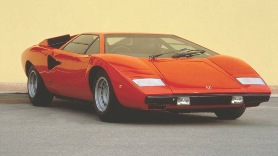 Countach LP 400 (1973-81) - O nome Countach - que se pronuncia "cúntac" - é uma expressão com que os homens de Piemonte, norte da Itália, admiram uma bela mulher | <a href="%20https://quatrorodas.abril.com.br/reportagens/classicos/festa-bolonhesa-741081.shtm" rel="migration"></a>