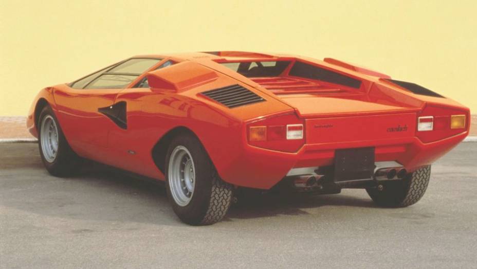 Countach LP 400 (1973-81) - O motor instalado em posição central traseira explica o grande entre-eixos do esportivo e suas largas colunas traseiras. Diferente do Miura, era longitudinal | <a href="%20https://quatrorodas.abril.com.br/reportagens/classicos/fes" rel="migration"></a>