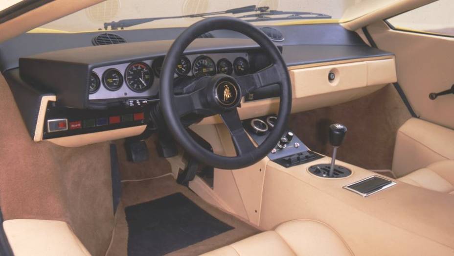 Countach LP 400 (1973-81) - Painel completo e acabamento refinado, para acelerar o 375 cv que levavam o esportivo de apenas 1065 kg a 300 km/h | <a href="%20https://quatrorodas.abril.com.br/reportagens/classicos/festa-bolonhesa-741081.shtml" rel="migration">Leia mais</a>