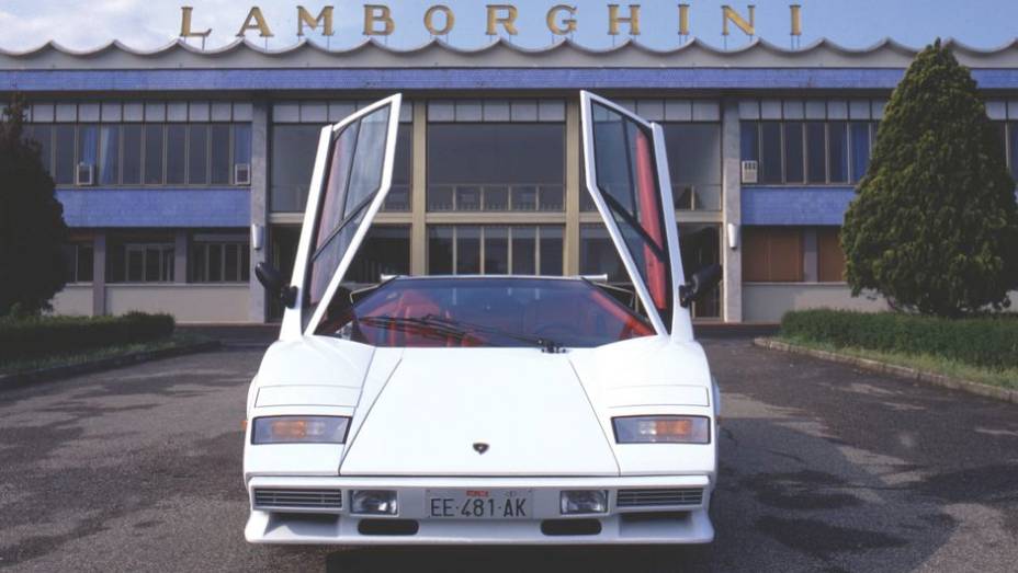 Countach Quattrovalvole (1985-89) - Agora com quatro válvulas por cilindro, recurso que elevou seu rendimento em altas rotações e aumentou a capacidade cúbica de 4.0 para 5.2 litros | <a href="%20https://quatrorodas.abril.com.br/reportagens/classicos/festa-b" rel="migration"></a>