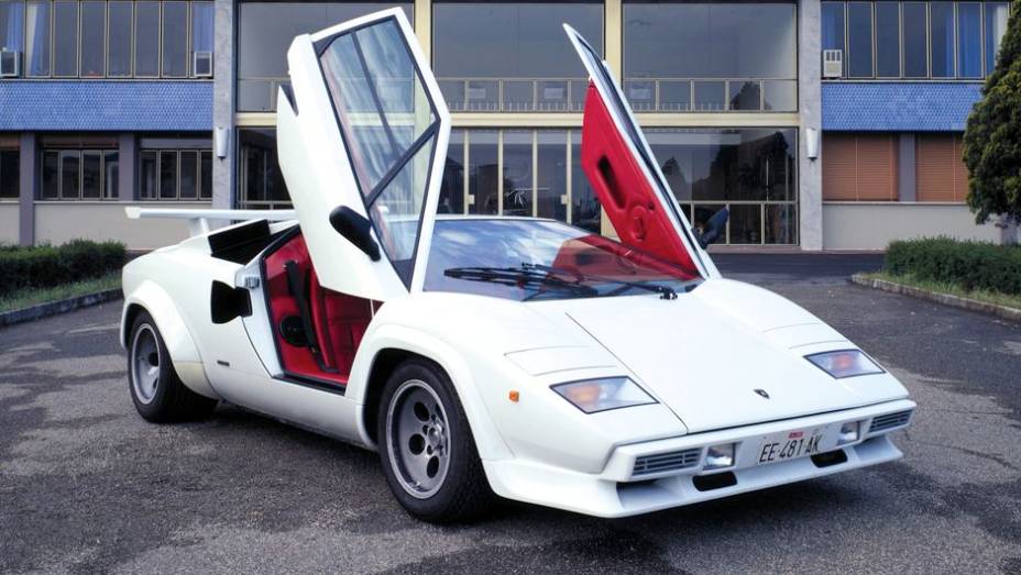 Countach Quattrovalvole (1985-89) - A potência saltou para 455 cv, o que propiciou ao Countach alcançar a velocidade máxima de 295 km/h | <a href="%20https://quatrorodas.abril.com.br/reportagens/classicos/festa-bolonhesa-741081.shtml" rel="migration">Leia mais</a>