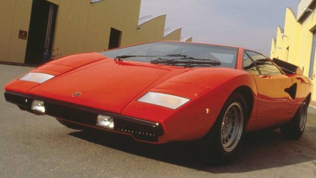 Se tecnicamente o Countach deu continuidade à inovação aberta pelo Miura, no estilo ele representou em 1973 um salto de ousadia e identidade da marca. Seu desenho era tão futurista que fazia muito carro-conceito parecer datado.