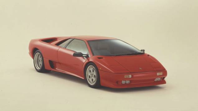 O Diablo deveria alcançar 315 km/h. Com 5.7 litros, seu V12 entregava 492 cv | <a href="https://quatrorodas.abril.com.br/reportagens/classicos/festa-bolonhesa-741081.shtml" rel="migration">Leia mais</a> O Diablo deveria alcançar 315 km/h. Com 5.7 litros, seu V12 entregava 492 cv | <a href="https://quatrorodas.abril.com.br/reportagens/classicos/festa-bolonhesa-741081.shtml" rel="migration">Leia mais</a>
