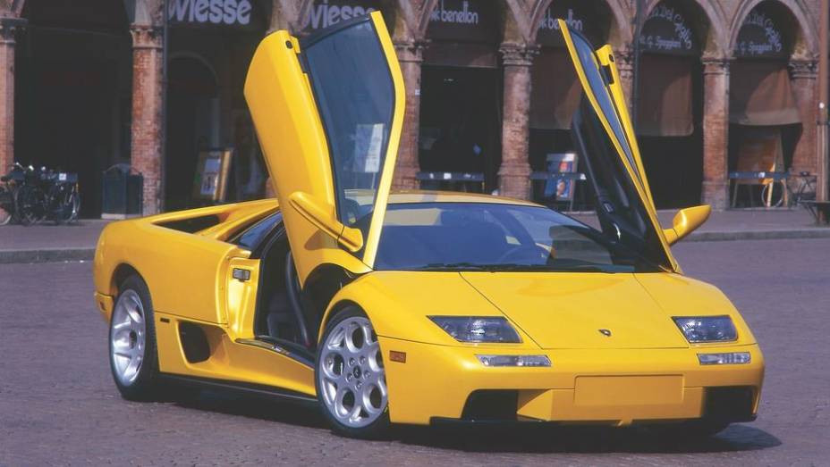 Diablo 6.0 (2001) - Em 2000, o Diablo VT 6.0 marcou a primeira revisão do projeto pela Audi, trouxe visual mais discreto. Seu motor de 6.0 litros rendia 550 cv | <a href="%20https://quatrorodas.abril.com.br/reportagens/classicos/festa-bolonhesa-741081.shtml" rel="migration"></a>