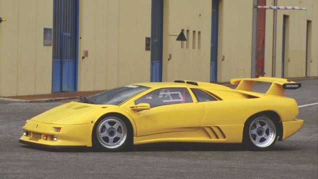 Diablo Iota (1995) - Graças a um pacote de melhorias que incluíam injeção eletrônica reprogramada, a Lamborghini elevava a potência para 600 cv | <a href="%20https://quatrorodas.abril.com.br/reportagens/classicos/festa-bolonhesa-741081.shtml" rel="migration">Leia mais</a>