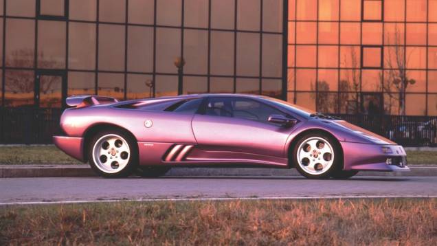 Diablo SE (1994) - Para celebrar os 30 anos da marca no mercado, a Lamborghini criou essa versão com câmbio mais ligeiro e controle de tração | <a href="%20https://quatrorodas.abril.com.br/reportagens/classicos/festa-bolonhesa-741081.shtml" rel="migration">Leia mais</a>