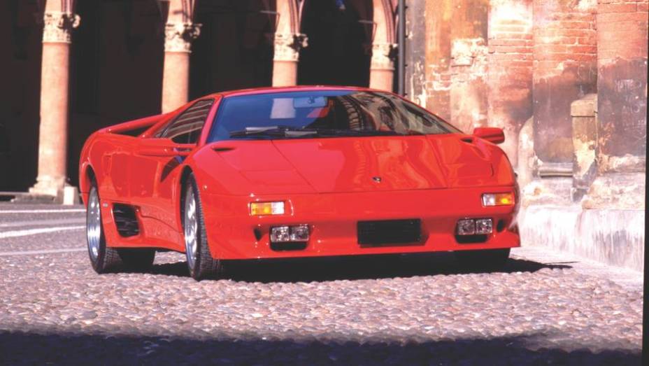 Diablo VT (1993) - Em 1993, o Diablo VT permitia que 25% da força do motor podia ser direcionada às rodas dianteiras. Com isso, o Diablo VT era mais estável | <a href="%20https://quatrorodas.abril.com.br/reportagens/classicos/festa-bolonhesa-741081.shtml" rel="migration">Le</a>