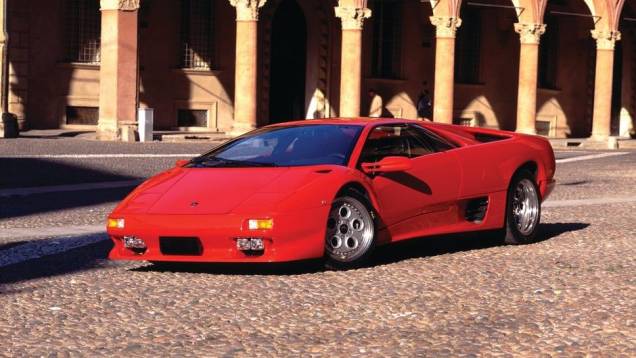 O Diablo marcou a mais demorada renovação da história da Lamborghini, com seu modelo topo de linha anterior, o Countach, levando 16 anos para ser substituído. Design: mesmo autor do Miura e do Countach, Marcelo Gandini. O Diablo marcou a mais demorada renovação da história da Lamborghini, com seu modelo topo de linha anterior, o Countach, levando 16 anos para ser substituído. Design: mesmo autor do Miura e do Countach, Marcelo Gandini.