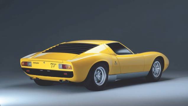 A inspiração de Gandini para o desenho do Miura foi o Ford GT40, modelo de corrida famoso nos anos 60 por derrotar a primazia da Ferrari nas pistas | <a href="%20http://quatrorodas.abril.com.br/reportagens/classicos/festa-bolonhesa-741081.shtml" rel="migration"></a>
