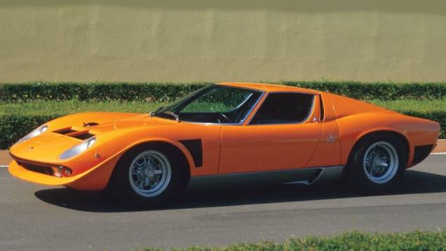 Primeiro clássico da Lamborghini, o Miura marcou época em 1966 por seu belo desenho e por adotar motor instalado em posição central-traseira. A partir dele, a Ferrari passou a ter com que se preocupar para valer .