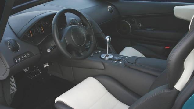 Murciélago 40º 2003 - CD-Player Alpine, plaquetas de identificação, uma maleta de fibra de carbono e até sistema opcional de navegação por satélite era outros recursos do 40º | <a href="%20https://quatrorodas.abril.com.br/reportagens/classicos/festa-bolonhes" rel="migration"></a> Murciélago 40º 2003 - CD-Player Alpine, plaquetas de identificação, uma maleta de fibra de carbono e até sistema opcional de navegação por satélite era outros recursos do 40º | <a href="%20https://quatrorodas.abril.com.br/reportagens/classicos/festa-bolonhes" rel="migration"></a>
