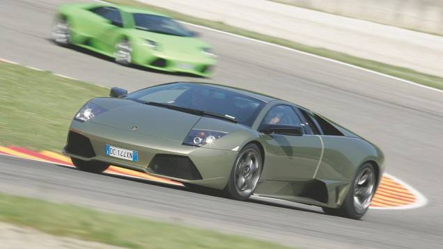 Murciélago LP 640 2006 - Com preparação de 640 cv, ele era oferecido com câmbio manual ou semi-automático E-Gear | <a href="%20https://quatrorodas.abril.com.br/reportagens/classicos/festa-bolonhesa-741081.shtml" rel="migration">Leia mais</a>