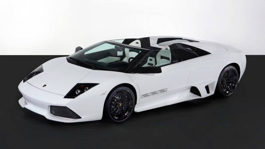 Murciélago LP 640 Roadster Versace - O mesmo acabamento de luxo do cupê foi oferecido com a carroceria aberta, de modo a manter o modelo cada vez mais diversificado | <a href="%20https://quatrorodas.abril.com.br/reportagens/classicos/festa-bolonhesa-741081.s" rel="migration"></a>