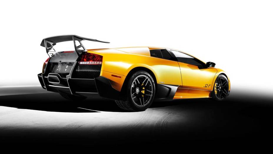 Murciélago LP 670-4 SuperVeloce - Marcando a evolução constante do modelo, o SuperVeloce contava com um V12 de 6.5 litros e 670 cv, com que ele voava até 342 km/h | <a href="%20https://quatrorodas.abril.com.br/reportagens/classicos/festa-bolonhesa-741081.sht" rel="migration"></a>