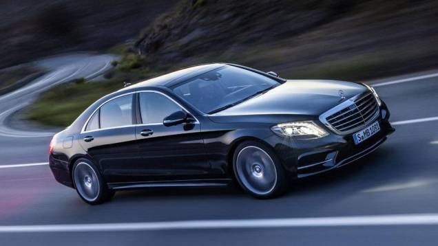 O modelo deverá chegar a diversos mercados, como Estados Unidos e Reino Unido, no mês de setembro | <a href="%20https://quatrorodas.abril.com.br/noticias/fabricantes/mercedes-benz-revela-classe-s-2014-741437.shtml" rel="migration">Leia mais</a> O modelo deverá chegar a diversos mercados, como Estados Unidos e Reino Unido, no mês de setembro | <a href="%20https://quatrorodas.abril.com.br/noticias/fabricantes/mercedes-benz-revela-classe-s-2014-741437.shtml" rel="migration">Leia mais</a>