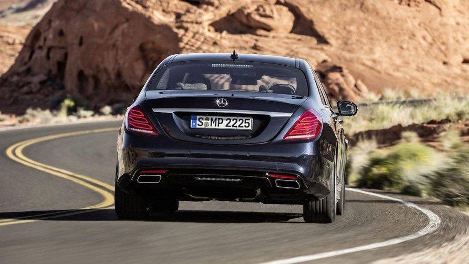 Na traseira, as lanternas foram renovadas e tamb&eacute;m pode ser visto um sistema de duplo escapamento | <a href="%20https://quatrorodas.abril.com.br/noticias/fabricantes/mercedes-benz-revela-classe-s-2014-741437.shtml" rel="migration">Leia mais</a>