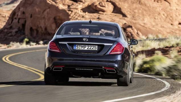 Na traseira, as lanternas foram renovadas e também pode ser visto um sistema de duplo escapamento | <a href="%20https://quatrorodas.abril.com.br/noticias/fabricantes/mercedes-benz-revela-classe-s-2014-741437.shtml" rel="migration">Leia mais</a> Na traseira, as lanternas foram renovadas e também pode ser visto um sistema de duplo escapamento | <a href="%20https://quatrorodas.abril.com.br/noticias/fabricantes/mercedes-benz-revela-classe-s-2014-741437.shtml" rel="migration">Leia mais</a>