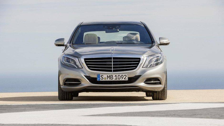 Visualmente, o modelo apresenta grande grade frontal cromada, bem como far&oacute;is com 56 luzes de LED | <a href="%20https://quatrorodas.abril.com.br/noticias/fabricantes/mercedes-benz-revela-classe-s-2014-741437.shtml" rel="migration">Leia mais</a>