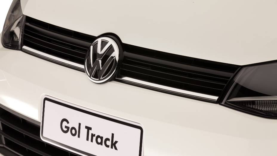 Filete cromado diferencia a grade frontal da versão. <a href="https://quatrorodas.abril.com.br/carros/lancamentos//volkswagen-apresenta-novo-gol-track-741545.shtml" rel="migration">Leia mais</a>