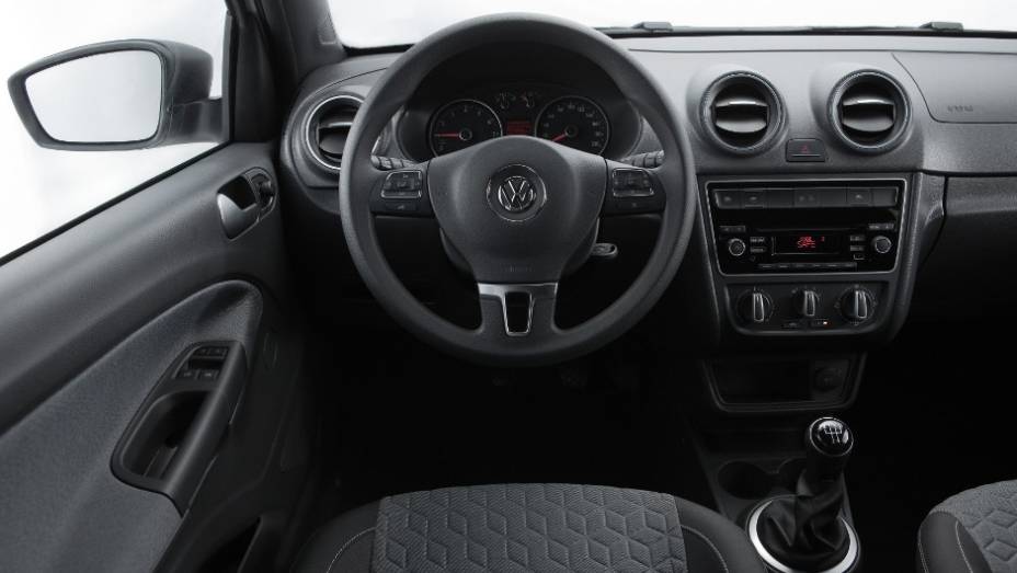 Interior traz alguns diferenciais, como os detalhes dos bancos. <a href="https://quatrorodas.abril.com.br/carros/lancamentos//volkswagen-apresenta-novo-gol-track-741545.shtml" rel="migration">Leia mais</a>