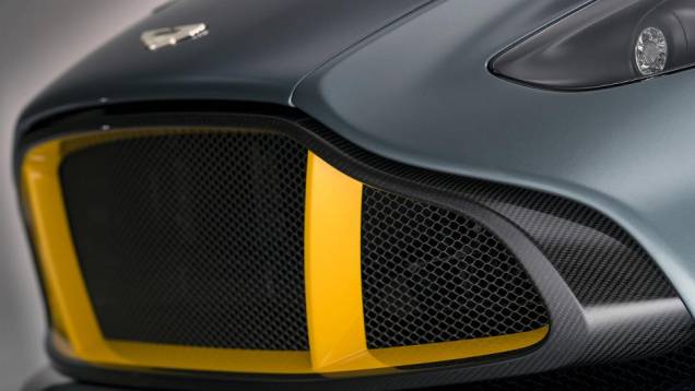 Com aproximadamente 4,5 metros de comprimento e cerca de 2 metros de largura, o Aston Martin CC100 concept tem um peso bruto estimado em menos de 1.200 kg | <a href="%20https://quatrorodas.abril.com.br/noticias/fabricantes/aston-martin-revela-cc100-concept-7" rel="migration"></a> Com aproximadamente 4,5 metros de comprimento e cerca de 2 metros de largura, o Aston Martin CC100 concept tem um peso bruto estimado em menos de 1.200 kg | <a href="%20https://quatrorodas.abril.com.br/noticias/fabricantes/aston-martin-revela-cc100-concept-7" rel="migration"></a>