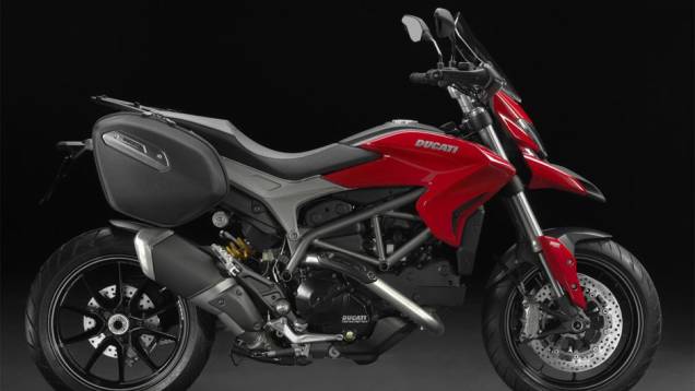 Motocicleta custará a partir de 12.790 euros na Itália | <a href="https://quatrorodas.abril.com.br/moto/noticias/ducati-revela-hyperstrada-2013-742105.shtml" rel="migration">Leia mais</a>