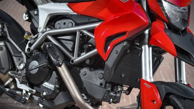 A Hyperstrada está equipada com a última geração do motor Ducati Testastretta 11° de 821 cc | <a href="https://quatrorodas.abril.com.br/moto/noticias/ducati-revela-hyperstrada-2013-742105.shtml" rel="migration">Leia mais</a>