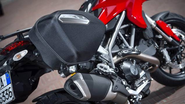 Seu motor é capaz de gerar 110 cavalos de potência a 9.250 rpm e um torque máximo de 9,1 mkgf a 7.750 rpm | <a href="https://quatrorodas.abril.com.br/moto/noticias/ducati-revela-hyperstrada-2013-742105.shtml" rel="migration">Leia mais</a>