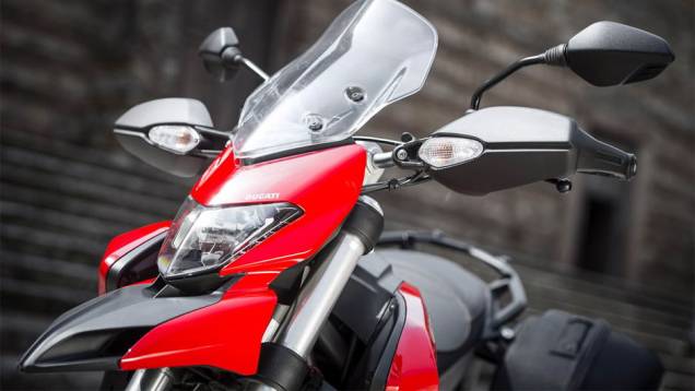 A motocicleta conta com o Pacote de Segurança Ducati com ABS de dois níveis | <a href="http://quatrorodas.abril.com.br/moto/noticias/ducati-revela-hyperstrada-2013-742105.shtml" rel="migration">Leia mais</a>