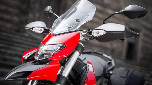 A motocicleta conta com o Pacote de Segurança Ducati com ABS de dois níveis | <a href="https://quatrorodas.abril.com.br/moto/noticias/ducati-revela-hyperstrada-2013-742105.shtml" rel="migration">Leia mais</a>