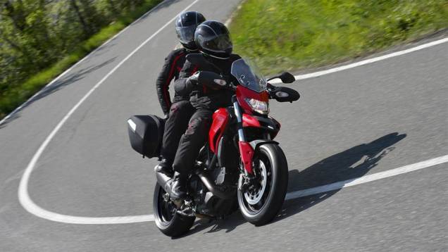 Moto conta também com controle de tração com oito níveis e ainda modos de pilotagem integrados (Riding, Touring e Urban) | <a href="https://quatrorodas.abril.com.br/moto/noticias/ducati-revela-hyperstrada-2013-742105.shtml" rel="migration">Leia mais</a>