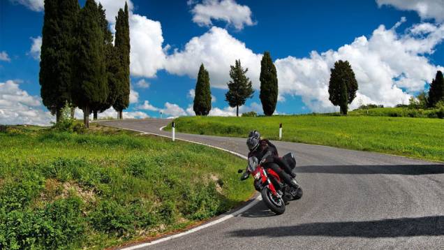 A Ducati Hyperstrada 2013 pesa 204 kg, já em ordem de marcha | <a href="http://quatrorodas.abril.com.br/moto/noticias/ducati-revela-hyperstrada-2013-742105.shtml" rel="migration">Leia mais</a>