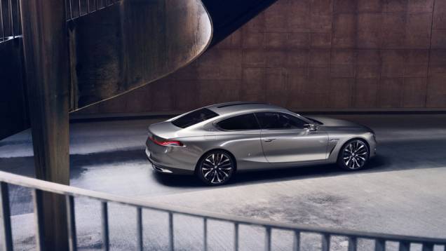 Externamente, o modelo assemelha-se ao conceito You, lançado pela Volvo em 2011 | <a href="https://quatrorodas.abril.com.br/noticias/fabricantes/bmw-pininfarina-lancam-gran-lusso-coupe-742303.shtml" rel="migration">Leia mais</a> Externamente, o modelo assemelha-se ao conceito You, lançado pela Volvo em 2011 | <a href="https://quatrorodas.abril.com.br/noticias/fabricantes/bmw-pininfarina-lancam-gran-lusso-coupe-742303.shtml" rel="migration">Leia mais</a>