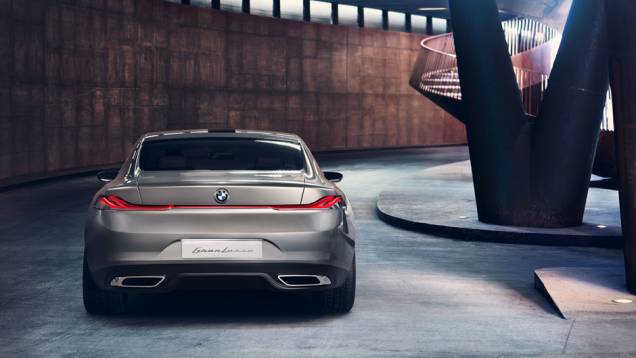 Na parte traseira, nota-se um contraste de superfícies curvadas, que se misturam ao perfil de um cupê clássico | <a href="%20https://quatrorodas.abril.com.br/noticias/fabricantes/bmw-pininfarina-lancam-gran-lusso-coupe-742303.shtml" rel="migration">Leia mais</a> Na parte traseira, nota-se um contraste de superfícies curvadas, que se misturam ao perfil de um cupê clássico | <a href="%20https://quatrorodas.abril.com.br/noticias/fabricantes/bmw-pininfarina-lancam-gran-lusso-coupe-742303.shtml" rel="migration">Leia mais</a>