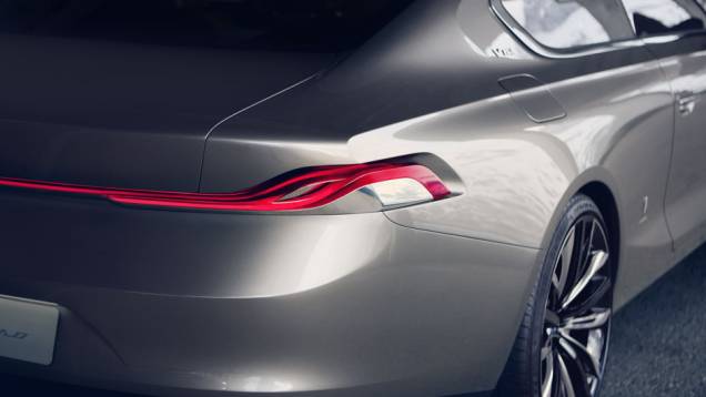 Lanternas se fundem em uma só na traseira | <a href="https://quatrorodas.abril.com.br/noticias/fabricantes/bmw-pininfarina-lancam-gran-lusso-coupe-742303.shtml" rel="migration">Leia mais</a> Lanternas se fundem em uma só na traseira | <a href="https://quatrorodas.abril.com.br/noticias/fabricantes/bmw-pininfarina-lancam-gran-lusso-coupe-742303.shtml" rel="migration">Leia mais</a>