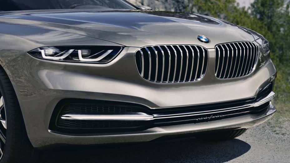 Grade dianteira foi aumentada | <a href="https://quatrorodas.abril.com.br/noticias/fabricantes/bmw-pininfarina-lancam-gran-lusso-coupe-742303.shtml" rel="migration">Leia mais</a>