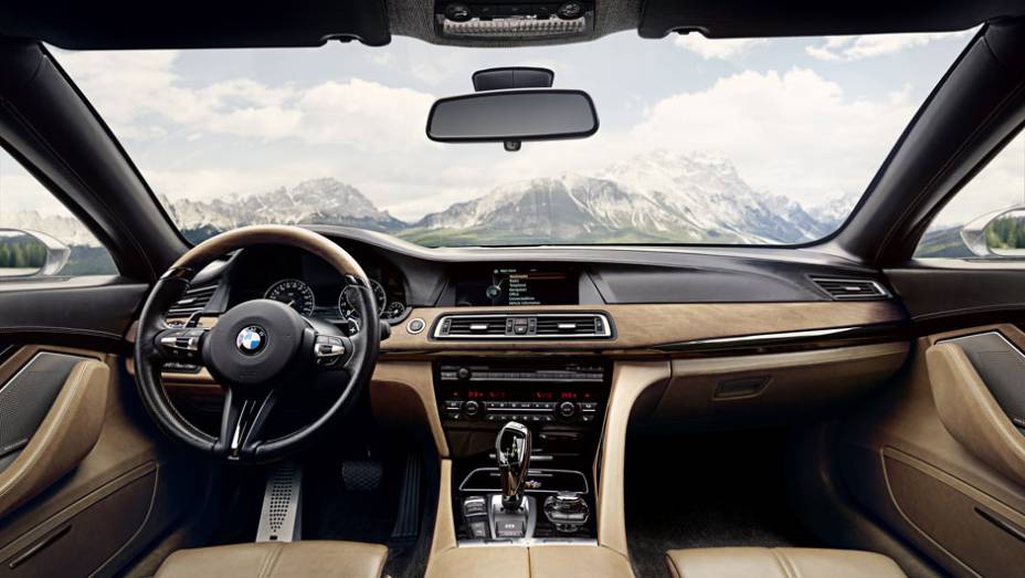 Interior conta com revestimentos de luxo | <a href="https://quatrorodas.abril.com.br/noticias/fabricantes/bmw-pininfarina-lancam-gran-lusso-coupe-742303.shtml" rel="migration">Leia mais</a>