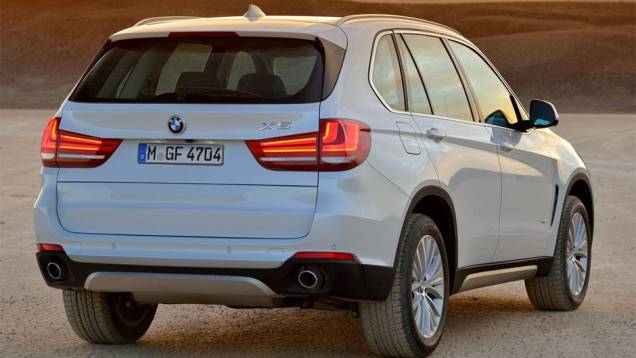A maior alteração à receita vem na forma do X5 sDrive35i, que é a primeira versão do veículo com tração traseira | <a href="%20https://quatrorodas.abril.com.br/saloes/frankfurt/2013/bmw-x5-2014-753162.shtml" rel="migration">Leia mais</a> A maior alteração à receita vem na forma do X5 sDrive35i, que é a primeira versão do veículo com tração traseira | <a href="%20https://quatrorodas.abril.com.br/saloes/frankfurt/2013/bmw-x5-2014-753162.shtml" rel="migration">Leia mais</a>