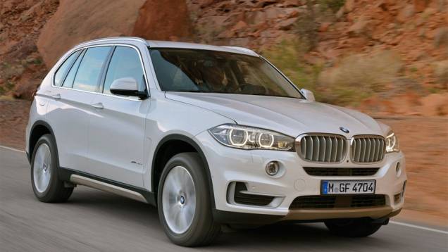 X5 sDrive35i tem motor turbocharged de seis cilindros em linha de 3.0 litros | <a href="%20https://quatrorodas.abril.com.br/saloes/frankfurt/2013/bmw-x5-2014-753162.shtml" rel="migration">Leia mais</a>