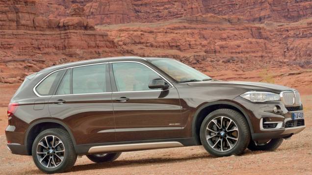 O X5 xDrive50i possui moto biturbo de 4.4 litros V8 | <a href="https://quatrorodas.abril.com.br/saloes/frankfurt/2013/bmw-x5-2014-753162.shtml" rel="migration">Leia mais</a> O X5 xDrive50i possui moto biturbo de 4.4 litros V8 | <a href="https://quatrorodas.abril.com.br/saloes/frankfurt/2013/bmw-x5-2014-753162.shtml" rel="migration">Leia mais</a>