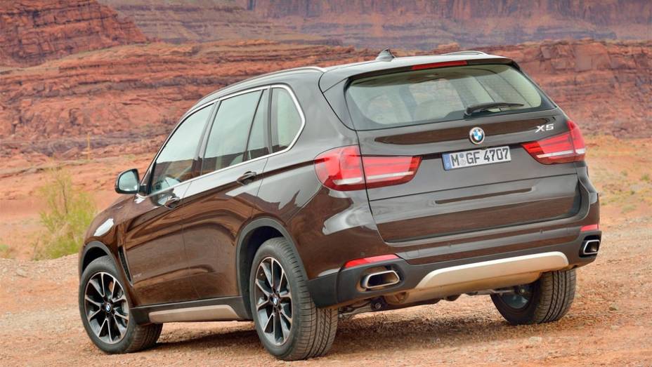 Os motoristas poderão desfrutar de um acréscimo de 45 cv em relação ao modelo anterior | <a href="%20https://quatrorodas.abril.com.br/saloes/frankfurt/2013/bmw-x5-2014-753162.shtml" rel="migration">Leia mais</a>