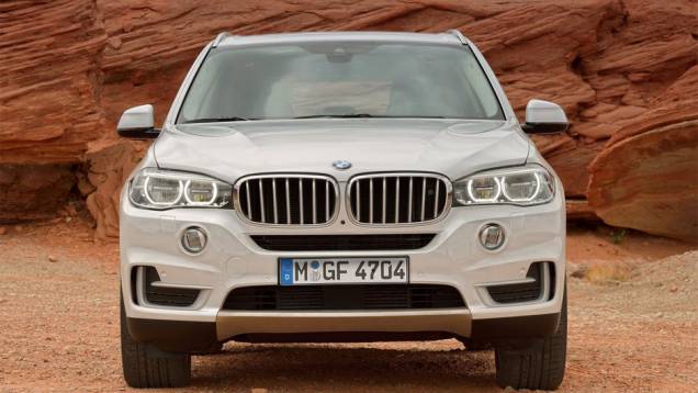 Motor é capaz de gerar até 300 cavalos de potência e 41,48 mkgf de torque e está acoplado a uma transmissão automática de oito velocidades | <a href="%20https://quatrorodas.abril.com.br/saloes/frankfurt/2013/bmw-x5-2014-753162.shtml" rel="migration">Leia mais</a> Motor é capaz de gerar até 300 cavalos de potência e 41,48 mkgf de torque e está acoplado a uma transmissão automática de oito velocidades | <a href="%20https://quatrorodas.abril.com.br/saloes/frankfurt/2013/bmw-x5-2014-753162.shtml" rel="migration">Leia mais</a>