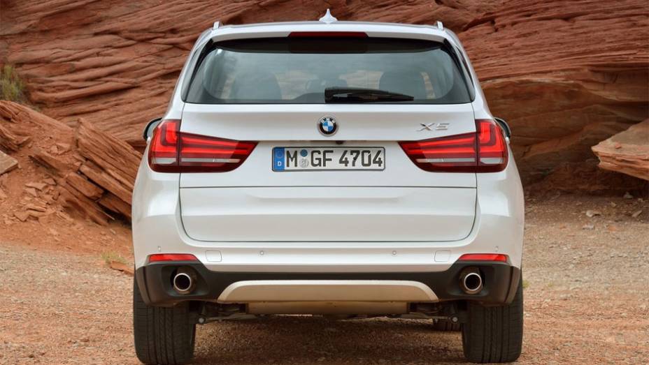 A BMW diz que essa combinação é boa o suficiente para que o novo X5 faça de 0 a 100 km/h em 6,2 segundos | <a href="%20https://quatrorodas.abril.com.br/saloes/frankfurt/2013/bmw-x5-2014-753162.shtml" rel="migration">Leia mais</a>