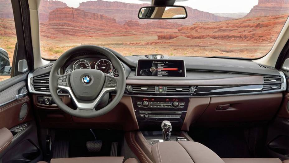 Interior do novo BMW X5 continua sofisticado | <a href="https://quatrorodas.abril.com.br/saloes/frankfurt/2013/bmw-x5-2014-753162.shtml" rel="migration">Leia mais</a>