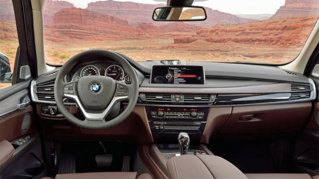 Interior do novo BMW X5 continua sofisticado | <a href="http://quatrorodas.abril.com.br/saloes/frankfurt/2013/bmw-x5-2014-753162.shtml" rel="migration">Leia mais</a>