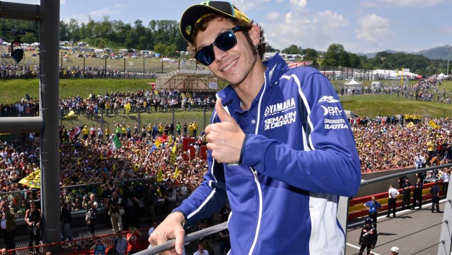 Valentino Rossi foi tocado por Álvaro Bautista e precisou abandonar prova na Itália | <a href="https://quatrorodas.abril.com.br/moto/noticias/motogp-lorenzo-vence-prova-mugello-742903.shtml" rel="migration">Leia mais</a>