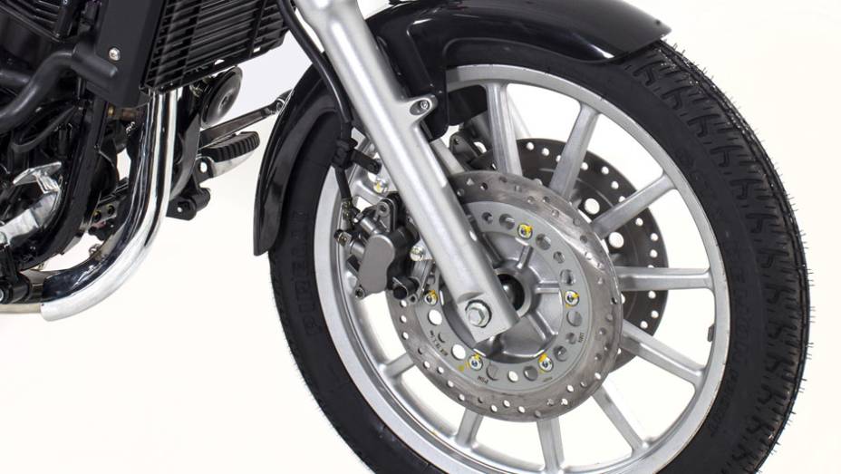 Detalhe da roda dianteira, com disco de freio duplo | <a href="https://quatrorodas.abril.com.br/moto/noticias/dafra-lanca-custom-horizon-250-brasil-743081.shtml" rel="migration">Leia mais</a>